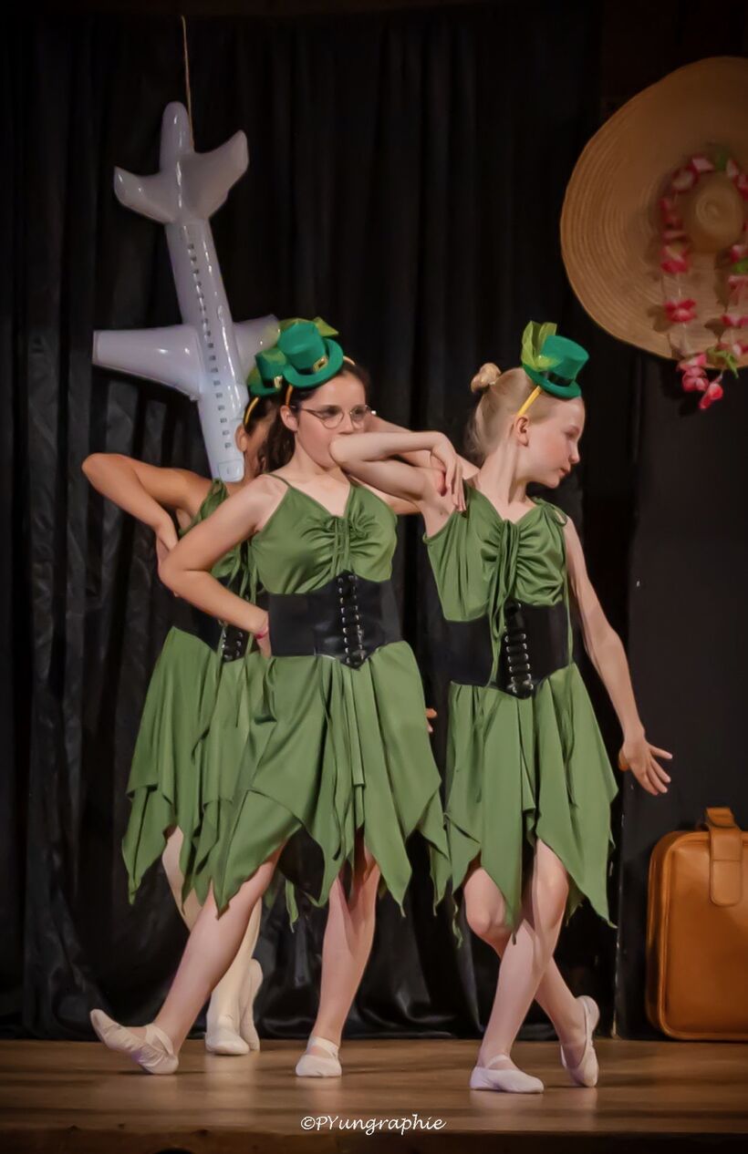 Groupe enfant en costume