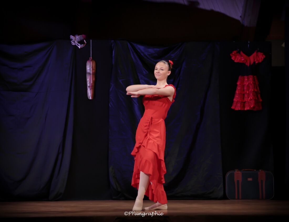 Danseuse en robe rouge